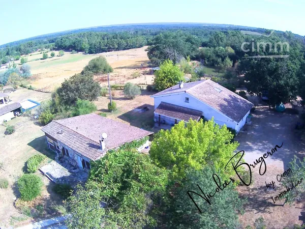En exclusivité – Ensemble immobilier avec deux habitations, étang et près d’un hectare de terrain