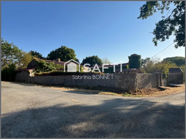 Maison en pierre à rénover, une dépendance de 200 m², un pigeonnier.