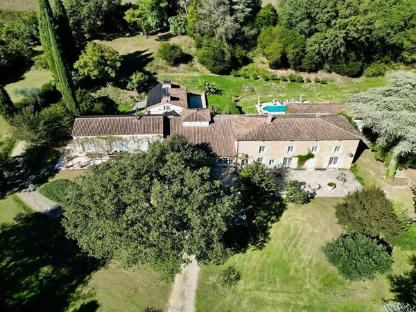 À 35 minutes d'Uzès - Mas de caractère de 510 m² sur un parc pay