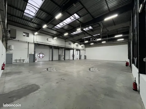 Local industriel 764 m²