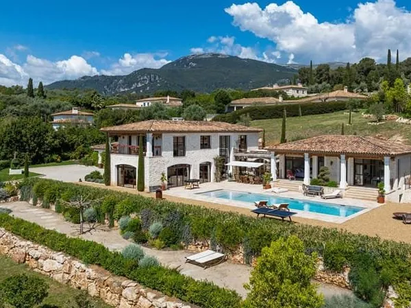 Maison 4 pièces 382 m²