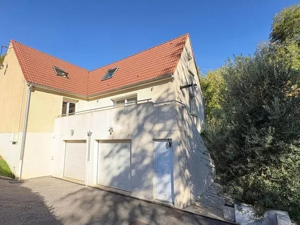 Maison avec sous-so total et double garage !