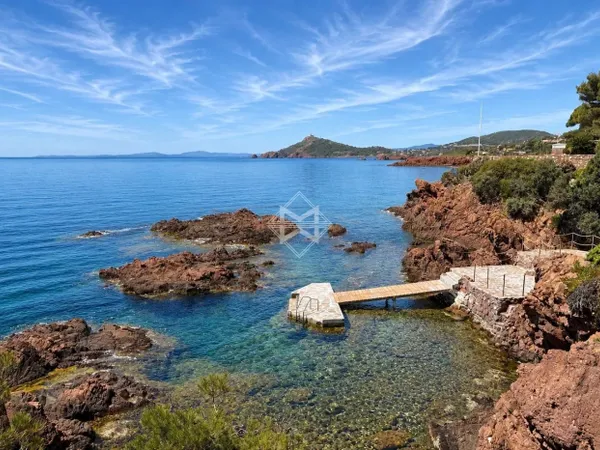 RARE - Appartement-villa en front de mer avec jardin privatif et