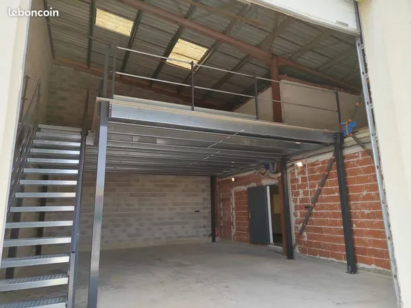 Local / Bureaux / Stockage /210 m²