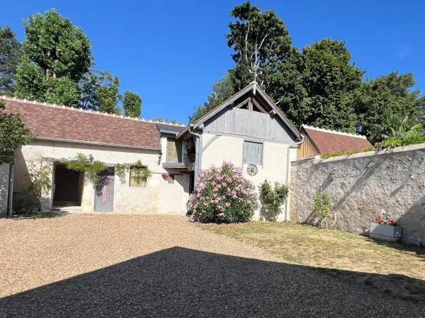 Maison de Caractère Idéalement Située à Bléré