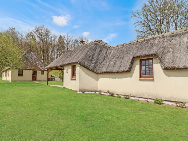 CORREZE. PEYRELEVADE. Maison de chaume de 3 chambres avec garage, atelier et cuisine d'été. Jardin d