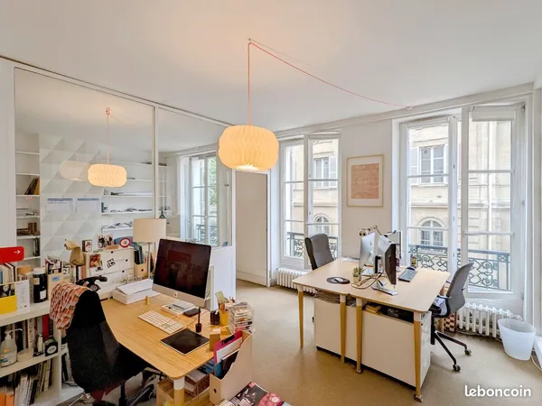1 place dans un bureau partagé ( coworking ) disponible le 1er janvier 2025