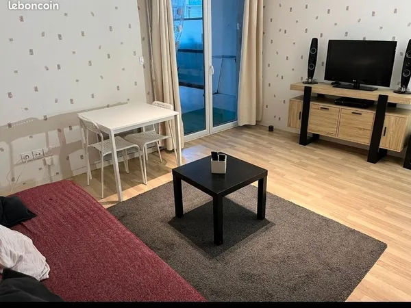 Studio avec tres grande terrasse