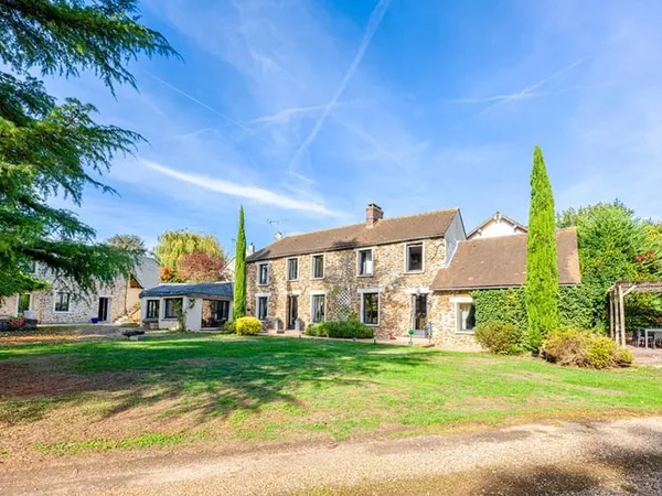 Propriété de charme en pierre sur parc arboré de 4100 M2 avec piscine et dépendances