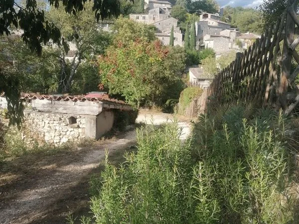 Dans Mas Village perché 19 ° s. Une chambre privative et parties communes : 1 [URL masquée pour votr