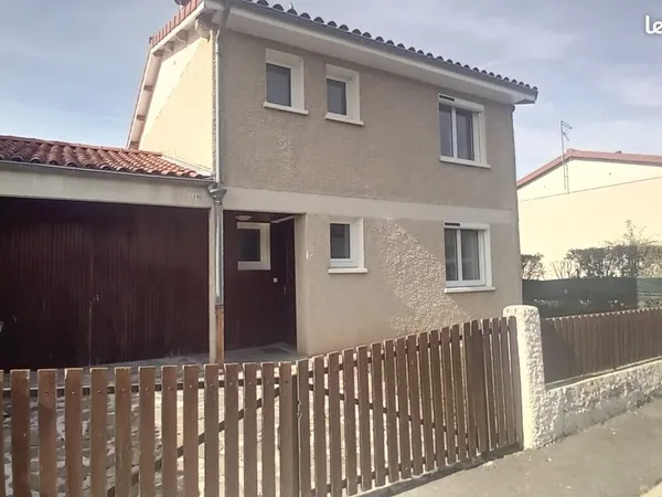 Maison rénovée avec garage et jardin