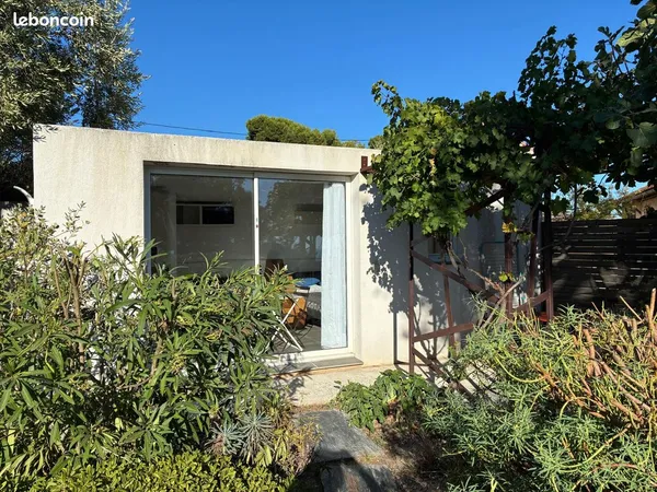 Studio meuble avec terrasse vue mer dans jardin paysager