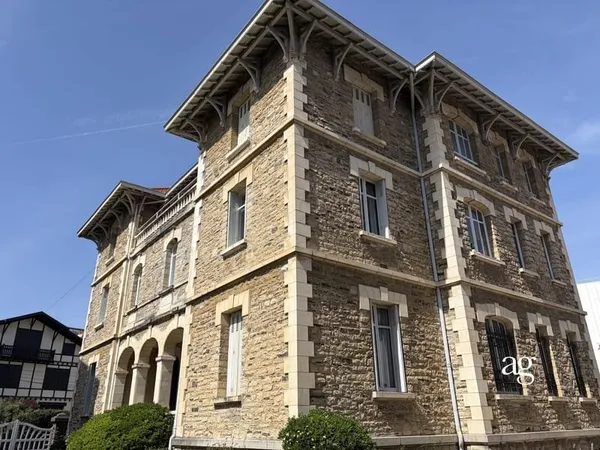 APPARTEMENT DE CARACTÈRE, BAIGNE DE LUMIÈRE AU SEIN D'UNE VILL