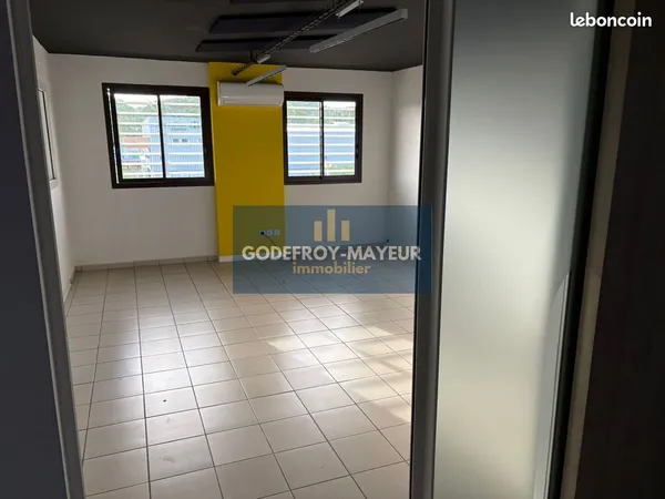Local 98 m² Gosier