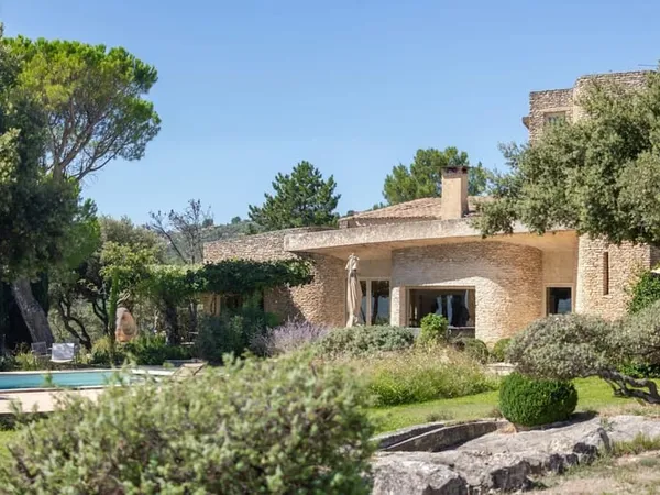 Gordes. Une oeuvre architecturale rare au coeur des paysages du Luberon, avec panorama à 360°