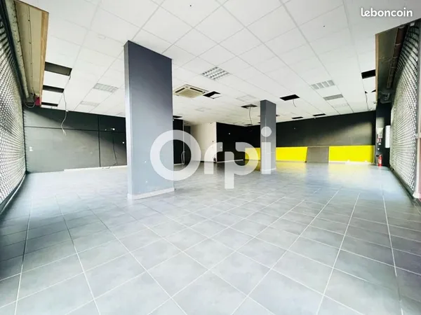 Local commercial 266 m²