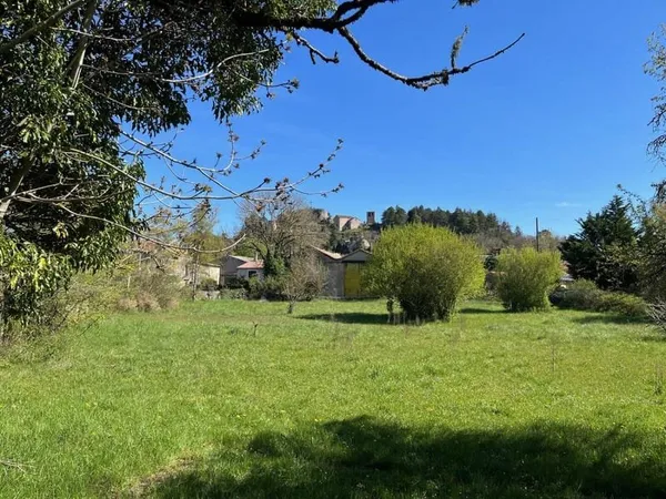 Terrain 618 m²