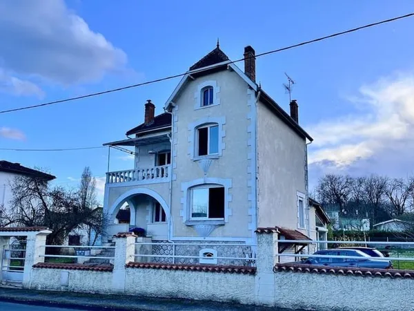 Maison de charme de 190m2, jardin clos et dépendance à restaurer offrant la possibilité d'une second