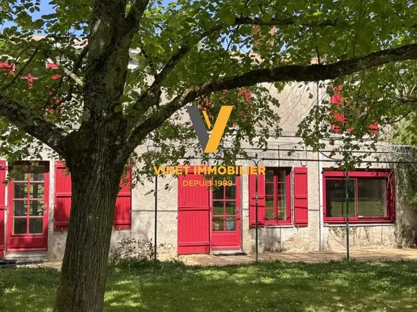 Vends maison ancienne sur grand jardin