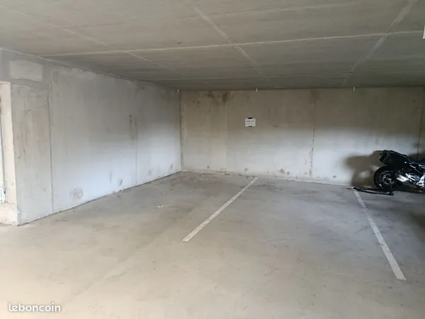 Garage / Parking