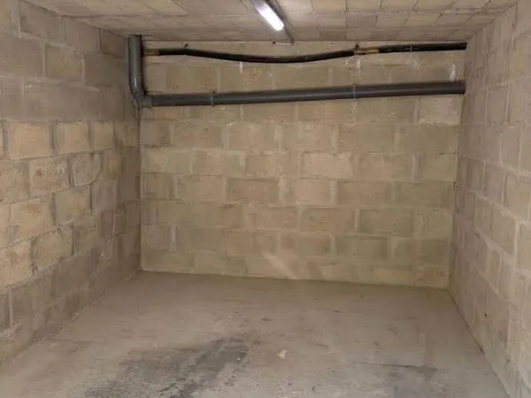 Garage / box fermé / garde-meuble - A LOUER