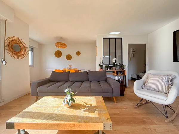 Appartement deux chambres lumineux avec balcon et parking, secteur Victor Chatenay, Angers