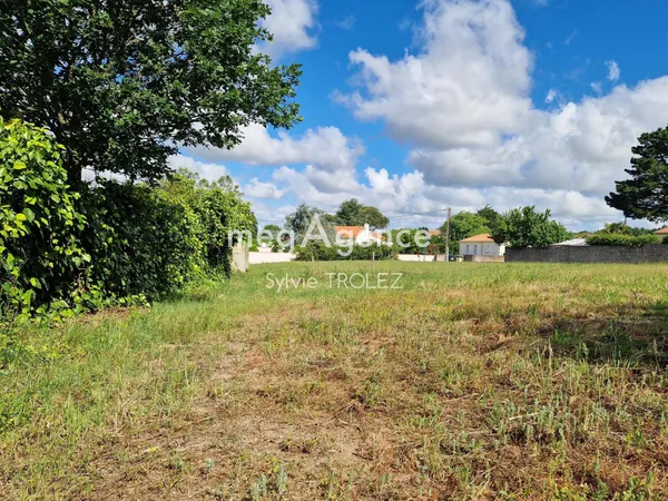 Terrain constructible et divisible d'environ 1900 m² à Vairé