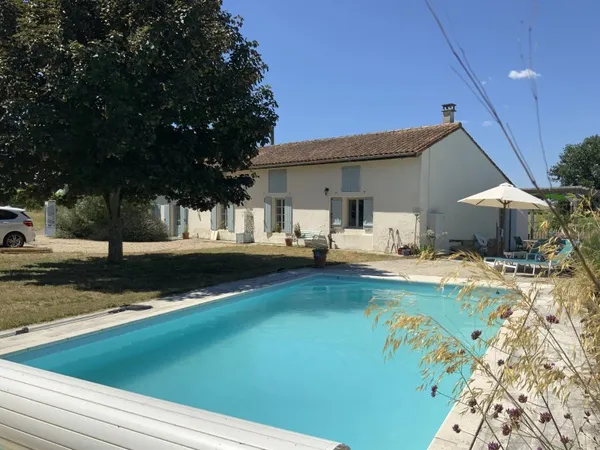 Charentaise de 4 chambres avec piscine
