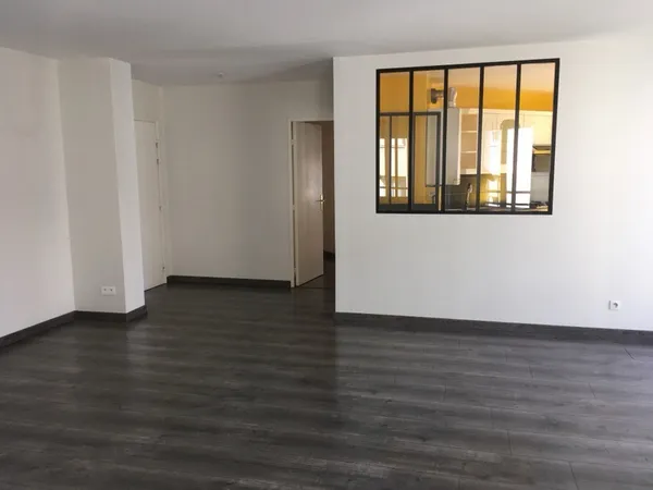 Appart T3 - 73m2 avec cave et loggia - place Guichard