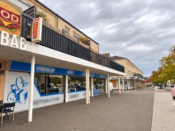 MURS COMMERCIAUX À VENDRE - VITRINE DE 10 METRES ET GRAND GAR