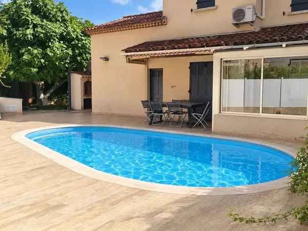 SIX FOURS BUCARIN MAISON AVEC PISCINE PROCHE COMMODITES.