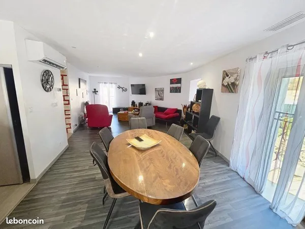 Maison avec grand garage