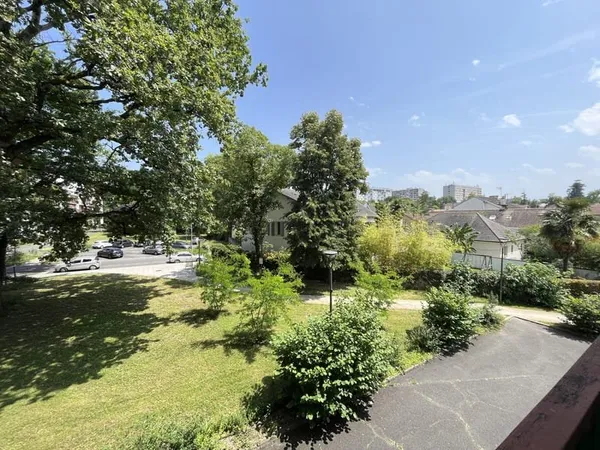 GRAND APPARTEMENT FAMILIAL T6 / 4 chambres et garage