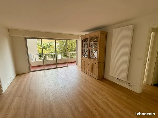 Biarritz Saint-Charles : appartement 90 m² entièrement rénové, 3 chambres, terrasse