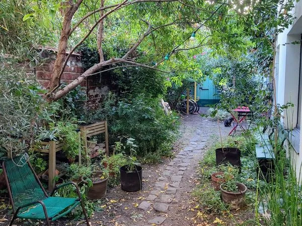 Maison avec jardin partagé au métro Robespierre
