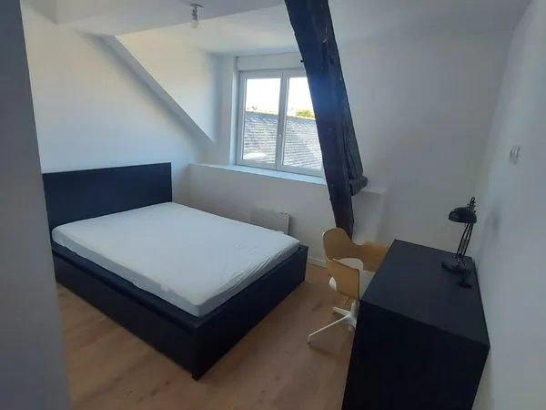 Sans frais d'agence, location meublée avec salle d'eau privative plein centre, toutes charges compri