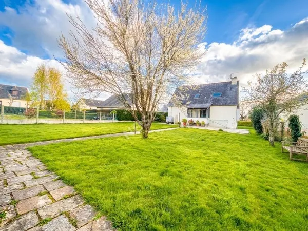 À vendre, en plein centre de Chevaigné, maison de 114 m² habitables , 4 chambres, un sous-sol comple