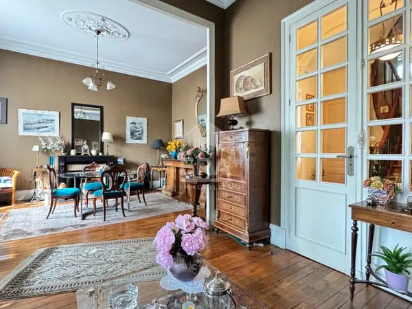 A vendre, rare à Perigueux ! Maison bourgeoise de charme avec jardin paysagé et volume généreux
