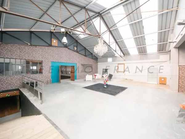 A VENDRE - BREST RIVE DROITE - LOCAL COMMERCIAL DE 830 M2 -