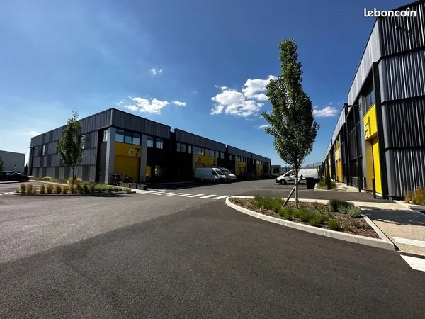 A louer entrepôt / bureaux Poissy 148 m²