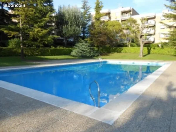 T2 terrasse parking piscine proche centre