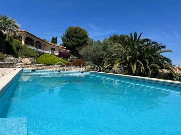 Maison 7 pièces 240 m²