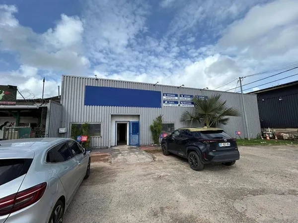 Entrepôt 600 m²