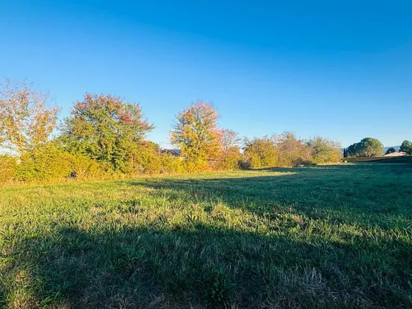 TERRAIN CONSTRUCTIBLE - PLAT - IDEALEMENT SITUE