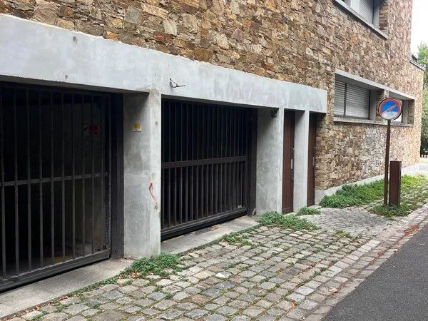 Garage fermé sur l'île de Nantes, en bord de Loire