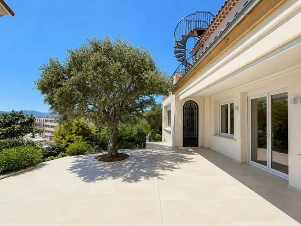 CANNES - 165 m² AVEC JARDIN PRIVATIF DE 260 m²