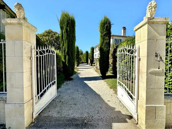 PROPRIÉTÉ DU 19E - DEUX LOGEMENTS INDÉPENDANTS - PISCINE ET TERRAIN DE 1,1 HA – ESTUAIRE DE LA GIRON