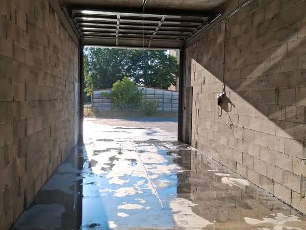 Dépôt ( grand garage ) 38 m2 hauteur 4m porte motorisée eau et électricité, accès sécurisé, caméras