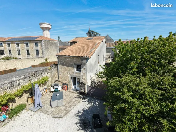 Maison en pierres - 4 chambres -180m²- centre ville -neuville de poitou