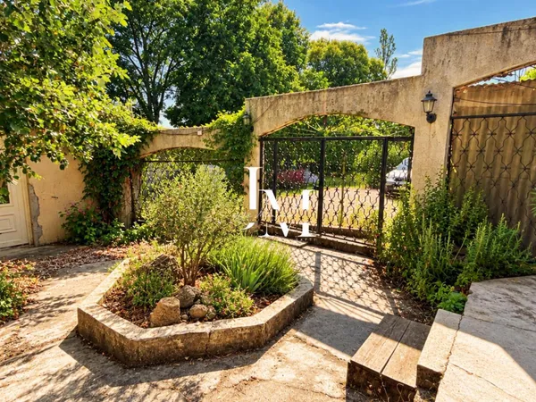 Maison d'habitation et dépendances à rénover sur terrain agricole d'1,9 hectares partiellement boisé
